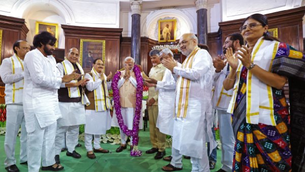PM Modi With Newly Elected MPs