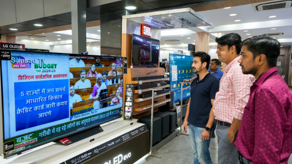 People watch live telecast of the Union Budget presentation by Finance Minister Nirmala Sitharaman in Lucknow Tuesday July 23 2024