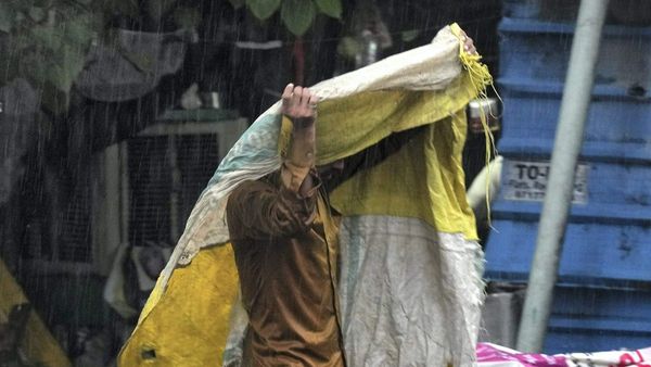 Delhi Experiences Light Rainfall IMD Issues Yellow Alert