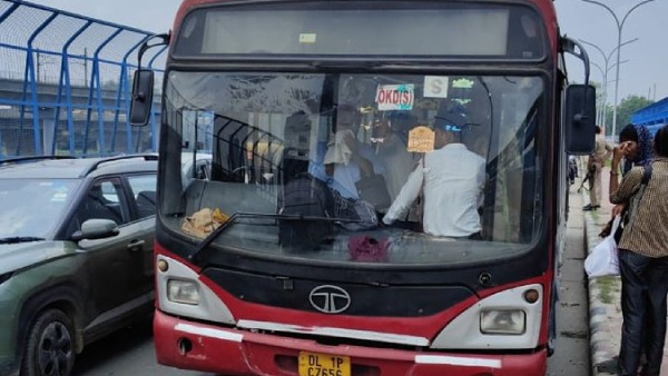 Delhi To Noida Traffic Update Kanwariya Movement Bus Breakdown Lead To Massive Traffic Jam