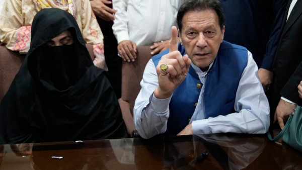 Pak Govt Bans Imran Khan s PTI