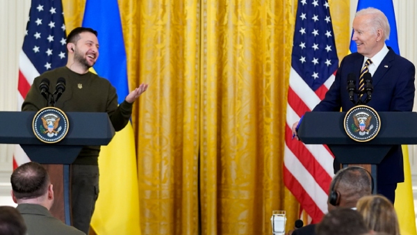 Joe Biden s Faux Pas Continues - Introduces Zelensky As President Putin