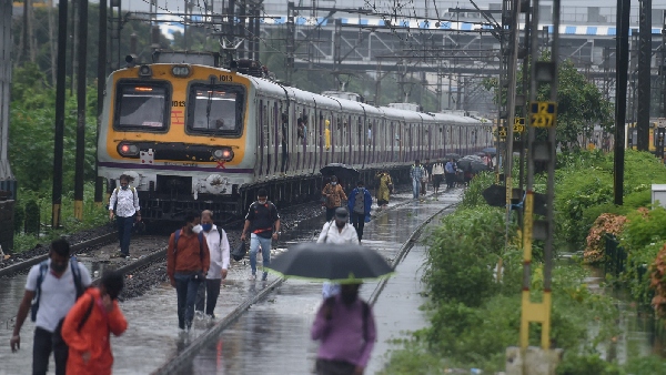 Risky Stunt On Mumbai Local Train