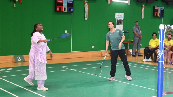 WATCH Murmu Nehwal Play Badminton