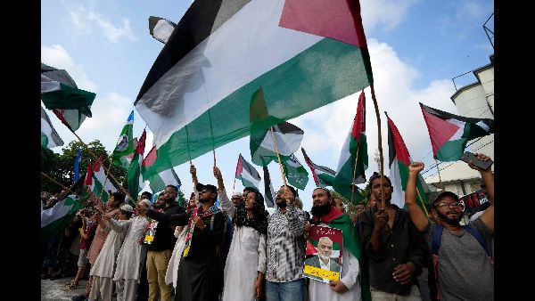 Pakistan Bans Two Terror Groups