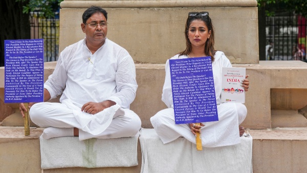 Bengal Speaker Administers Oath To 2 TMC MLAs Raj Bhavan Calls Its Constitutional Impropriety
