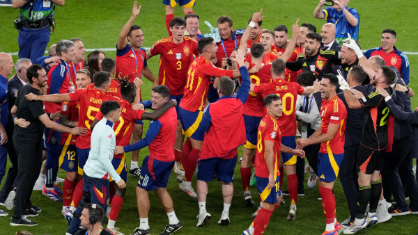 Spain s players celebrate after their team defeated England 2-1 at the end of the final match at the Euro 2024 soccer tournament in Berlin Germany Sunday July 14 2024