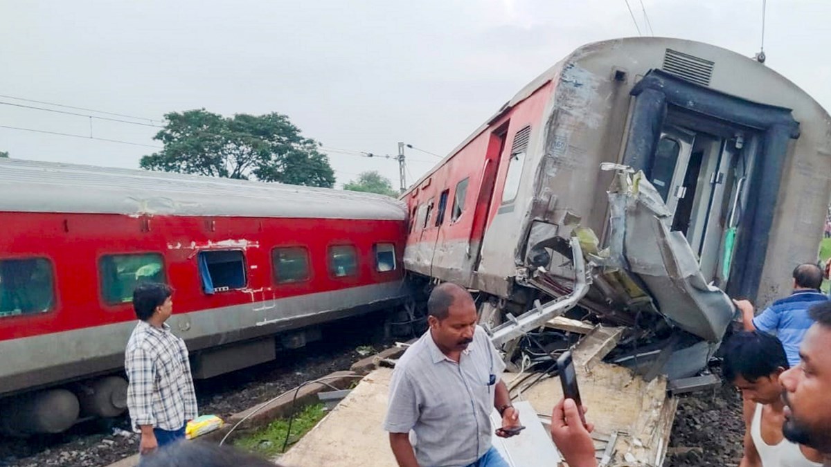 2 Killed 20 Injured As 18 Coaches Of Mumbai-Howrah Mail Derail In Jharkhand