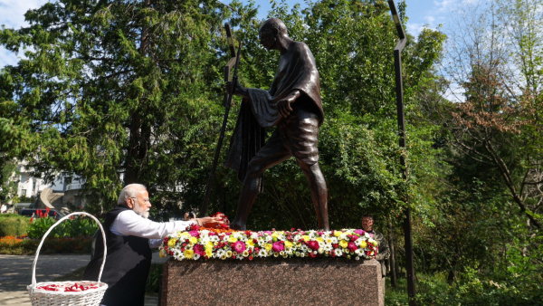 PM Underscores Gandhi s Message Of Peace