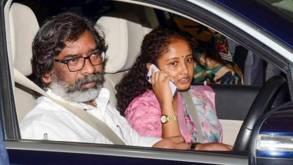 Jharkhand Chief Minister Hemant Soren with his wife and JMM leader Kalpana Soren