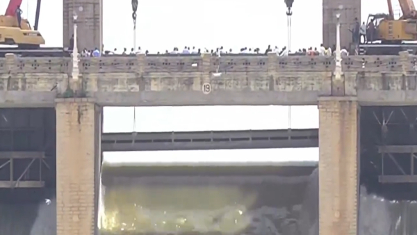 Tungabhadra Dam Update Second Stop Log Gate Installed Amid Heavy Flow Engineer Team Plans Next Steps