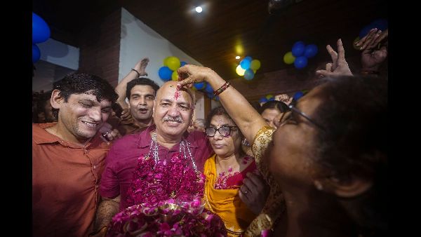 Sisodia Meets CMs Family After Jail