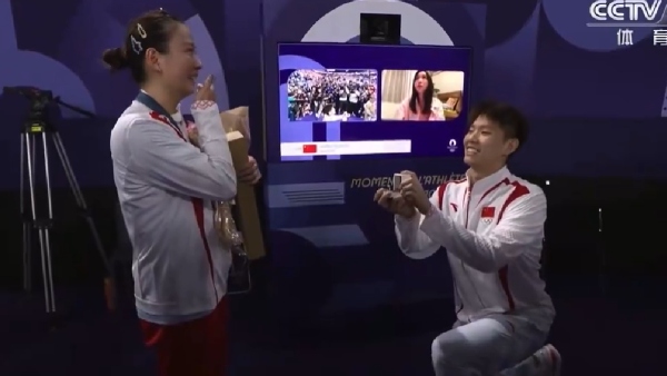 Chinese Shuttler Gets Proposed On Court