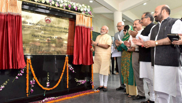 Prime Minister Narendra Modi unveiling a plaque at the inauguration of Shri Mata Vaishno Devi Narayana Superspeciality Hospital in Katra