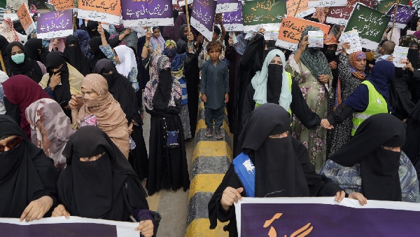 Pakistan Crisis 74 Of Urban Pakistanis Struggling Financially Sharp Increase From Last Year Study Reveals