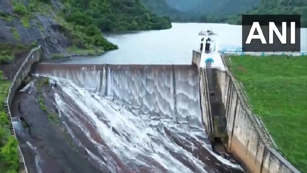 Varathamanathi Dam Overflows