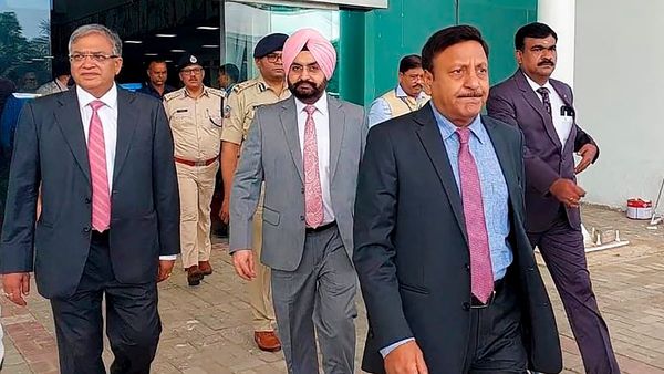 Maharashtra Election Countdown Begins EC Reviews Poll Preparations In Mumbai