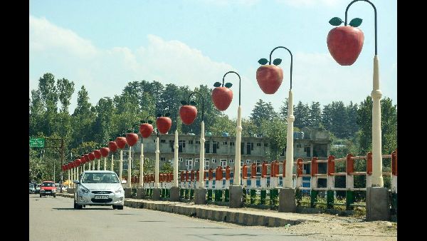 Apple Tests AI for Smarter Siri on iPhone 16