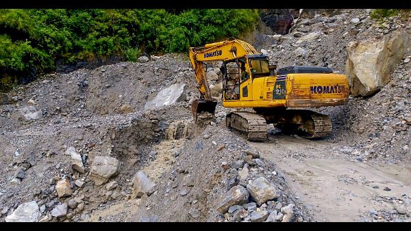 Traffic Disruption on Badrinath Highway Due to Landslide