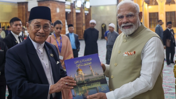 PM Modi In Brunei Indian Prime Minister Visits Iconic Mosque Meets Indians Abroad Will Head Singapore Now