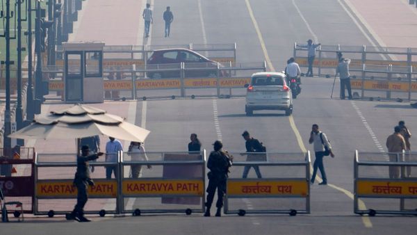 Delhi Air Pollution AQI Drops To 283 Residents Complain Of Breathing Issues