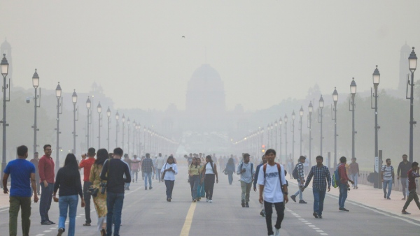 Smog Engulfs Delhi AQI Remains Poor