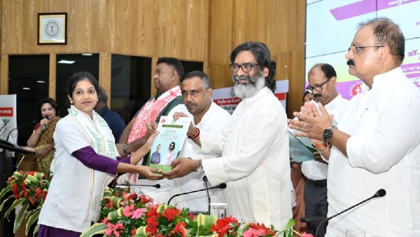 Jharkhand CM Hemant Soren giving appointment Letter to a community health official