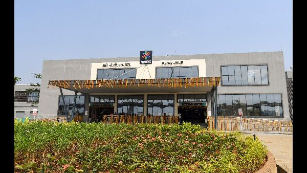 Mumbais Underground Metro Opens with Low Use