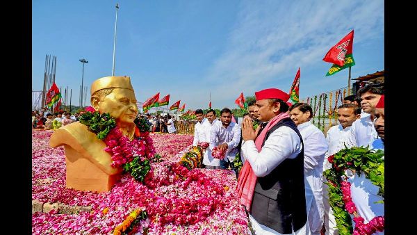 SP Blasts BJP for Barricading JPNIC Gates