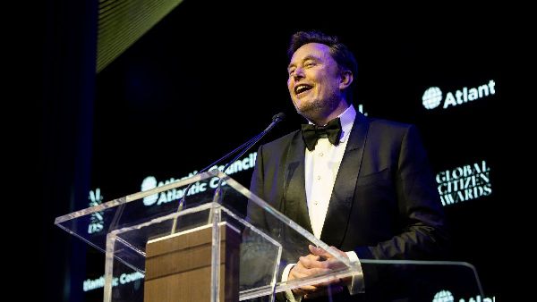 US Probes Teslas Self-Driving System After Death