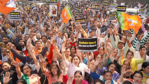 BJP Protests Outside Kejriwal s House