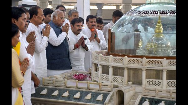 Gadkari Critiques Congress on Constitution Changes