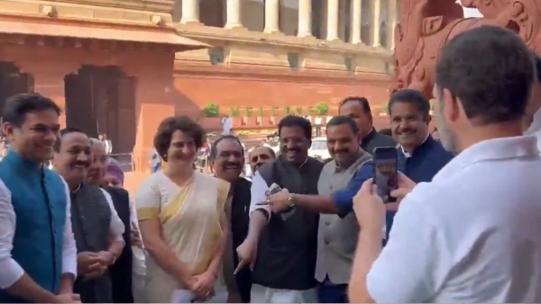 Rahul Gandhi Clicks Sister Priyanka Rahul Gandhi Clicks Sister Priyanka