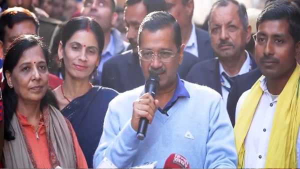 Kejriwal Meets Auto Drivers