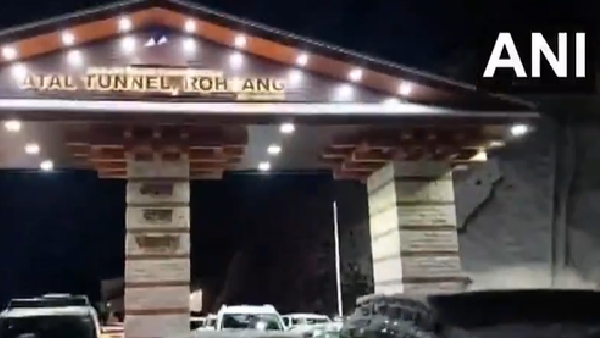 Manali Snow Chaos 1 000 Vehicles Stuck While Shimla Shines As A Snowy Wonderland