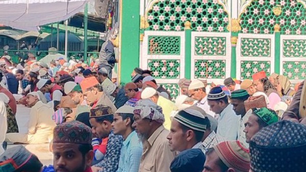 Muslims Offer Chaadar At Piran Kaliyar Sharif Pray For Bangladesh s Persecuted Hindus