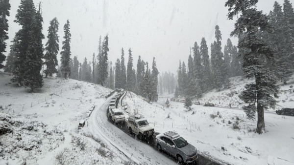 Gulmarg Indian Army Rescues Stranded Tourists Amid Heavy Snowfall