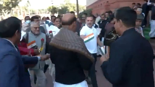 Rahul Gives Rose Tricolour To Rajnath Rahul Gives Rose Tricolour To Rajnath