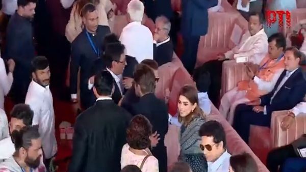 Devendra Fadnavis s Oath Taking Ceremony Shah Rukh Khan Hugs Salman Khan