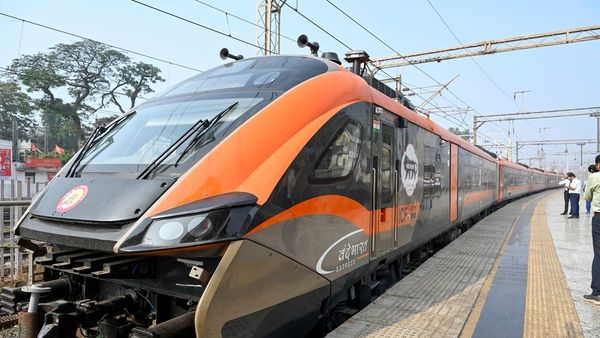 Prayagraj-Gorakhpur Vande Bharat Makes Emergency Halt for Passenger s Medical Need