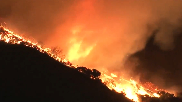 Los Angeles Wildfire Kills 16 Destroys Over 12 000 Structures Firenado Caught On Camera