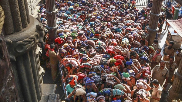 Makaravilakku 2025 Lakhs Gather At Sabarimala Temple Amid Maha Kumbh Crowds