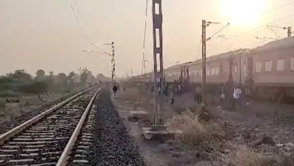 Jalgaon Train Accident Here Are The Helpline Numbers