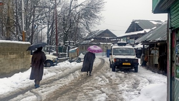 Heavy Snowfall and Landslides Disrupt Travel in Jammu and Kashmir Heavy Snowfall and Landslides Disrupt Travel in Jammu and Kashmir
