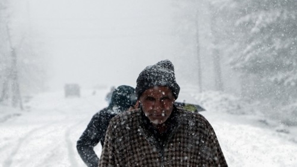 Heavy Snowfall and Landslides Disrupt Travel in Jammu and Kashmir Heavy Snowfall and Landslides Disrupt Travel in Jammu and Kashmir