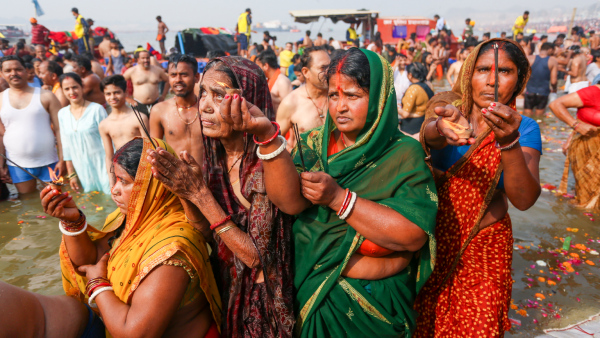 Devotees offer paryers after taking a holy dip during the ongoing Mahakumbh Mela at Sangam in Prayagraj Friday Feb 21 2025 Devotees offer paryers after taking a holy dip during the ongoing Mahakumbh Mela at Sangam in Prayagraj Friday Feb 21 2025