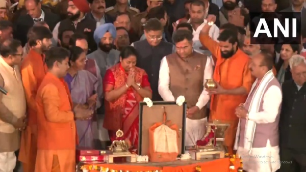 Delhi CM Rekha Gupta Performs Yamuna Aarti