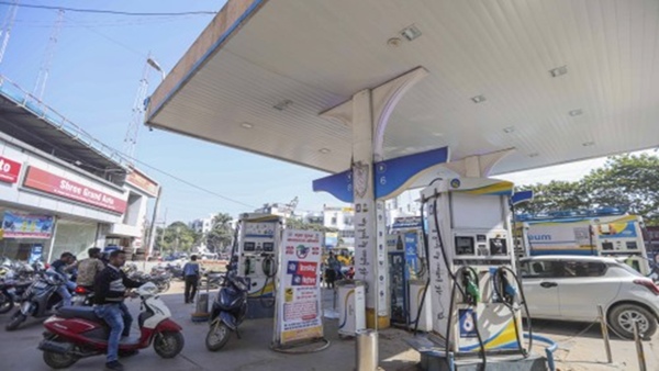 No Fuel for Old Cars Delhi Bans Refueling for 15 Year-Old Vehicles After March 31 No Fuel for Old Cars Delhi Bans Refueling for 15 Year-Old Vehicles After March 31