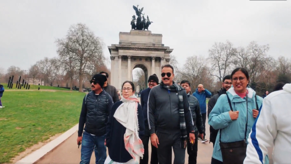 Watch Mamata Banerjee s Workout In Saree And Slippers At London s Hyde Park