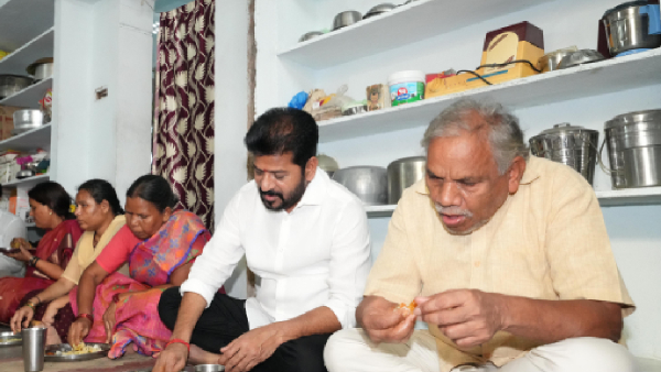 CM Revanth Reddy Shares Lunch With Beneficiary Family Of Fine Rice Scheme
